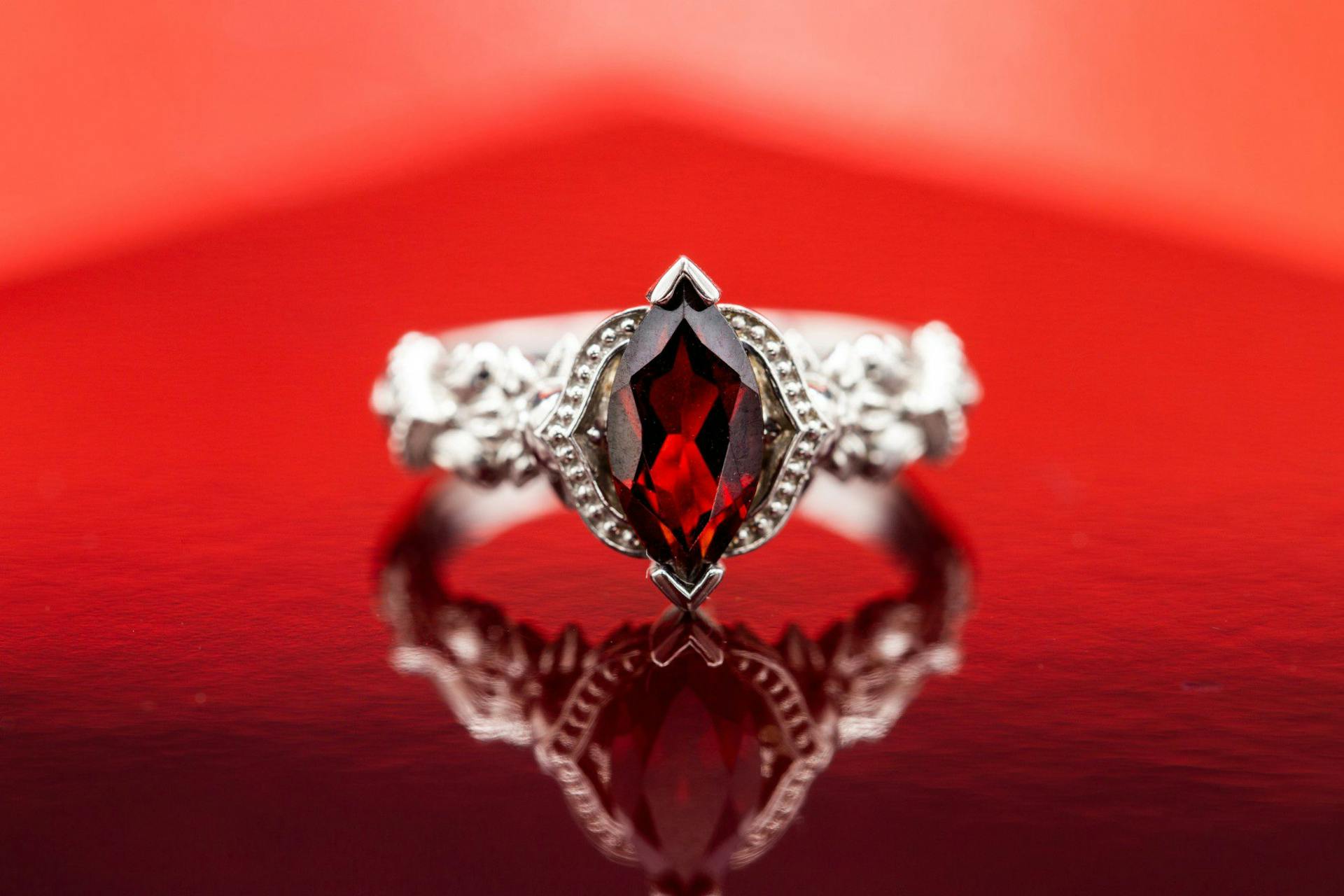 Red and More: Choosing Garnet Engagement Ring Stones